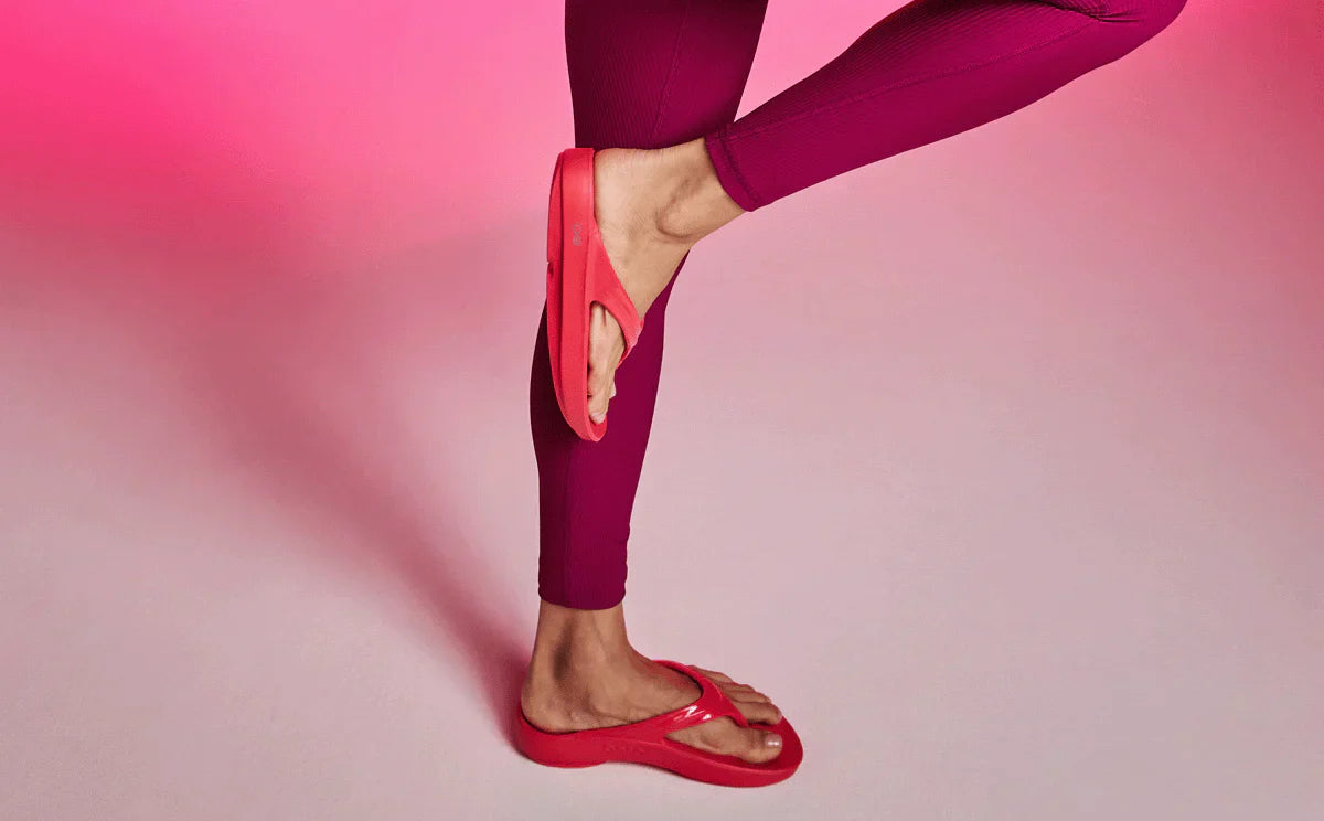 WOMEN'S OOFOS OOLALA SANDAL | NEON BERRY