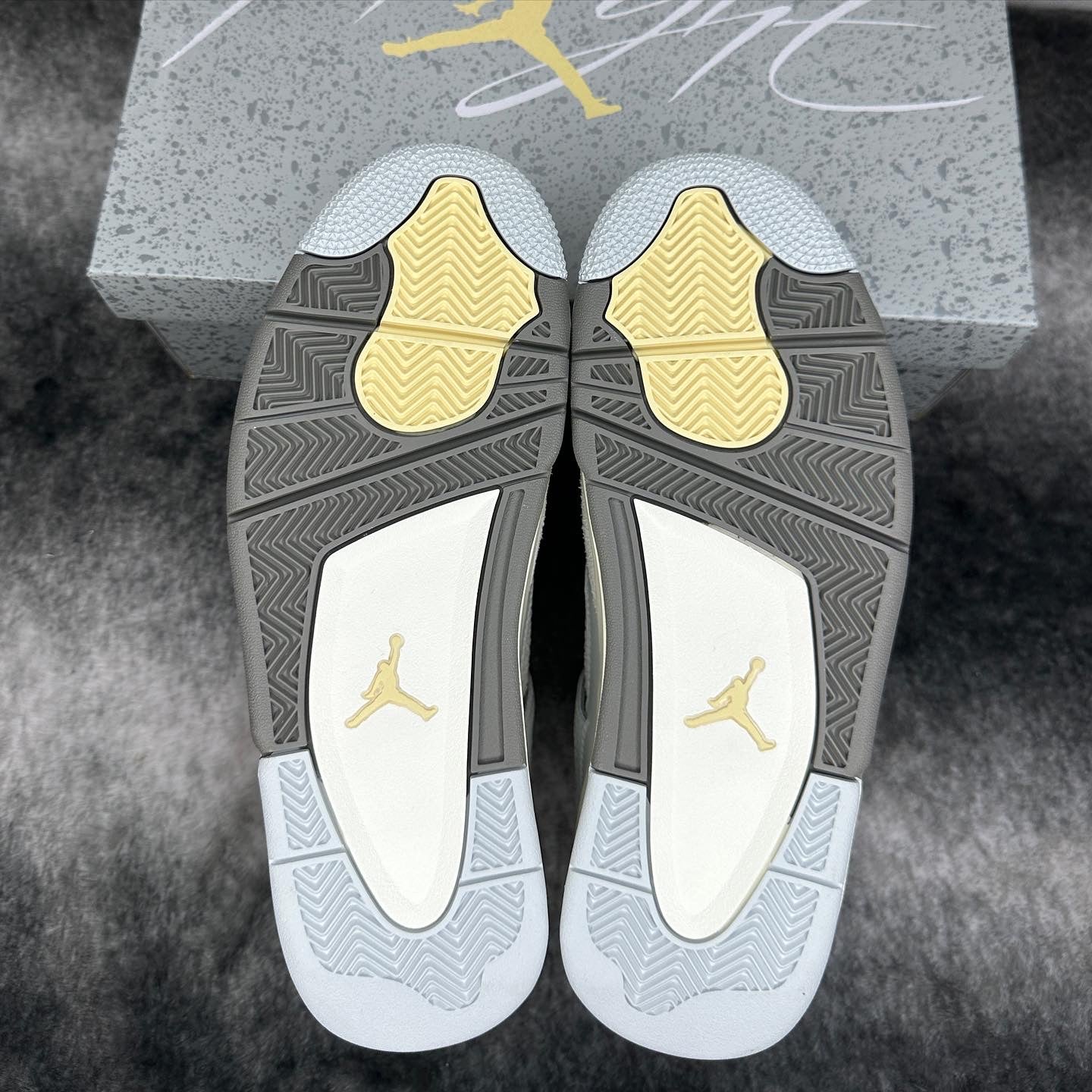 Air Jordan 4 Retro SE Craft Photon Dust